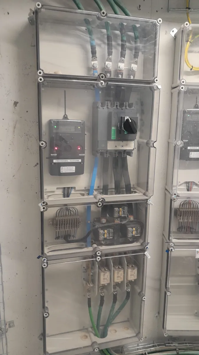 Instalación de Acometidas eléctricas e Instalación de cuadros eléctricos para particulares y comunidades en Lloret, Tossa, Blanes, Calella, Arenys, Malgrat, Pineda, Sant Pol, Canet