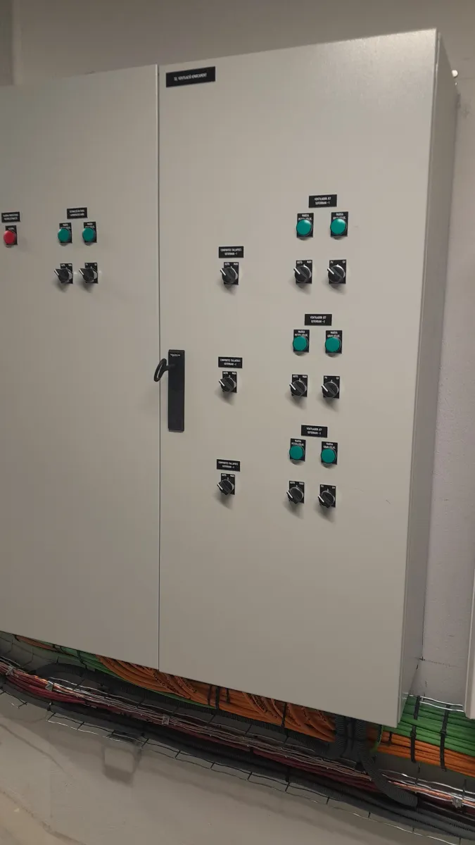 Instalación de Acometidas eléctricas e Instalación de cuadros eléctricos para particulares y comunidades en Lloret, Tossa, Blanes, Calella, Arenys, Malgrat, Pineda, Sant Pol, Canet