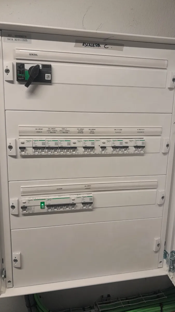 Instalación de Acometidas eléctricas e Instalación de cuadros eléctricos para particulares y comunidades en Lloret, Tossa, Blanes, Calella, Arenys, Malgrat, Pineda, Sant Pol, Canet