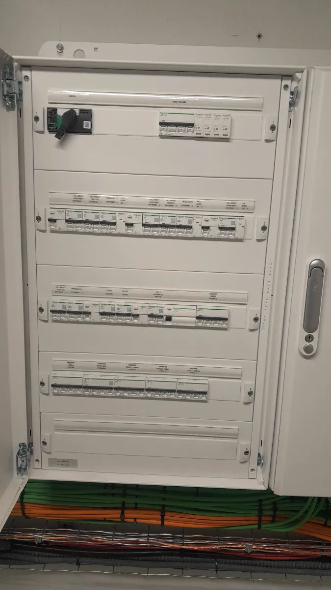 Instalación de Acometidas eléctricas e Instalación de cuadros eléctricos para particulares y comunidades en Lloret, Tossa, Blanes, Calella, Arenys, Malgrat, Pineda, Sant Pol, Canet